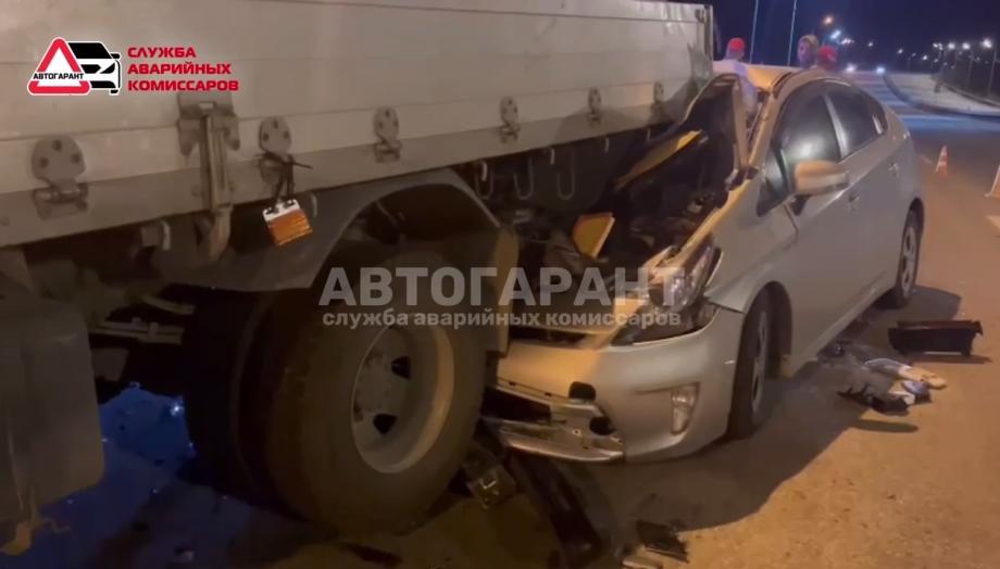 Фото: кадр видео | Всмятку: во Владивостоке водитель Toyota Prius уснул и въехал под грузовик
