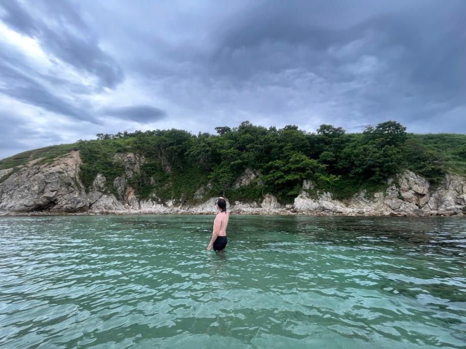 Фото: PRIMPRESS | «Запас сосен и теплое море»: приморцы показали популярное место отдыха без туристов