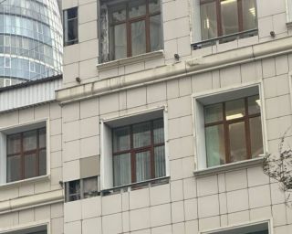 Плитка падает на головы детей во Владивостоке