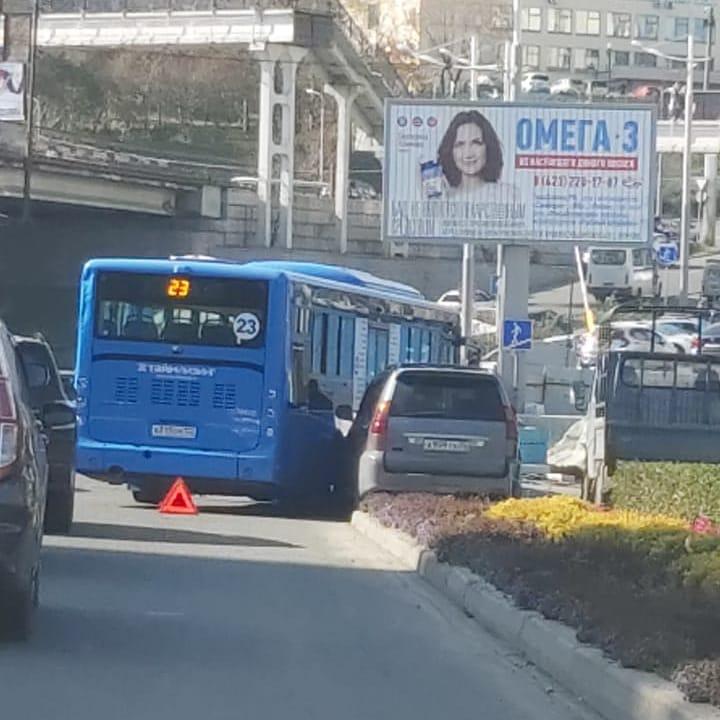 Автобусы против иномарок: сразу две автоаварии с участием общественного транспорта произошли во Владивостоке