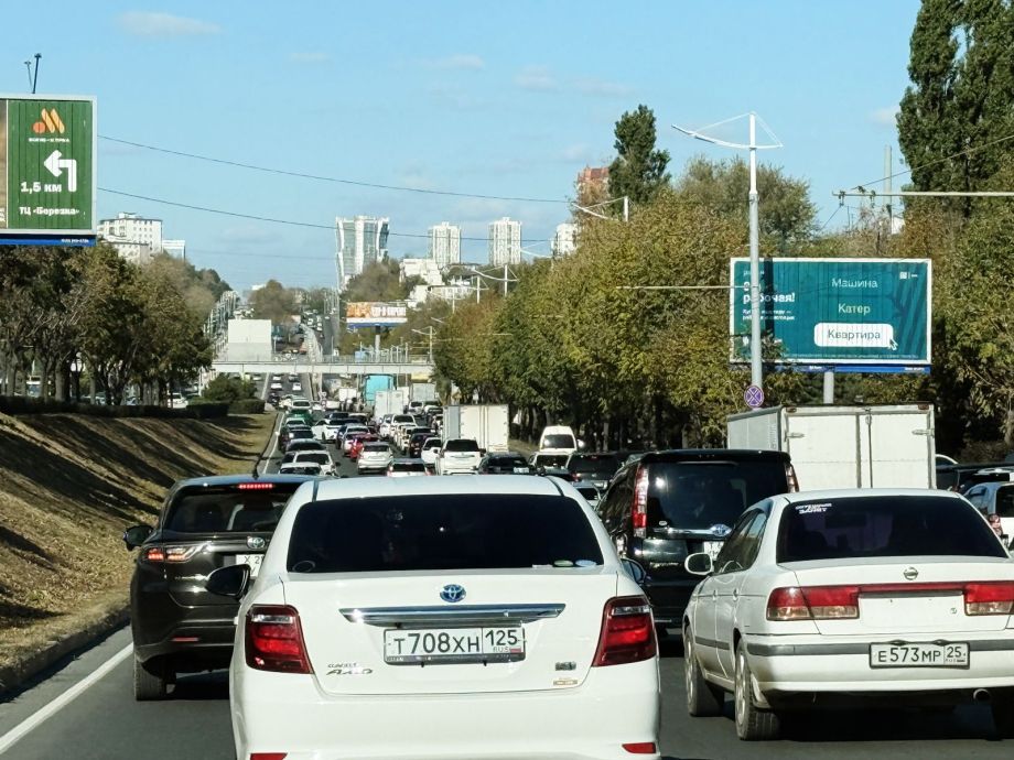 Обесточенные светофоры на Второй Речке вызвали коллапс во Владивостоке