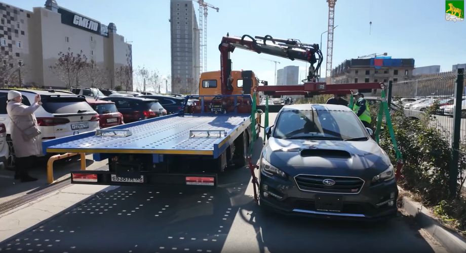 Эвакуаторы вышли на охоту: во Владивостоке увезли первые машины злостных нарушителей парковки