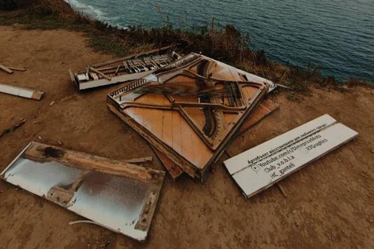 Фото: соцсети | Ничего не осталось: пианино на острове Русском вновь испортили