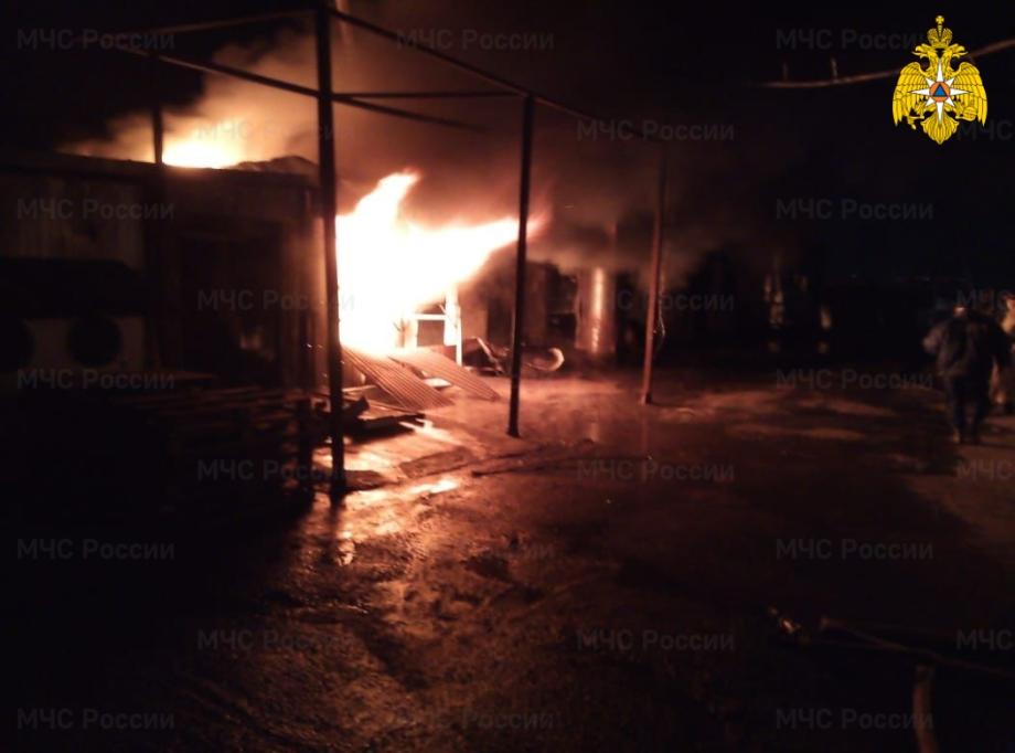 Фото: 25.mchs.gov.ru | Пожарные ликвидировали возгорание на территории приморского молокозавода