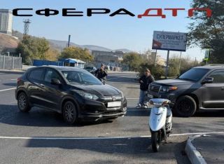 Во Владивостоке мопедист устроил ДТП с иномаркой