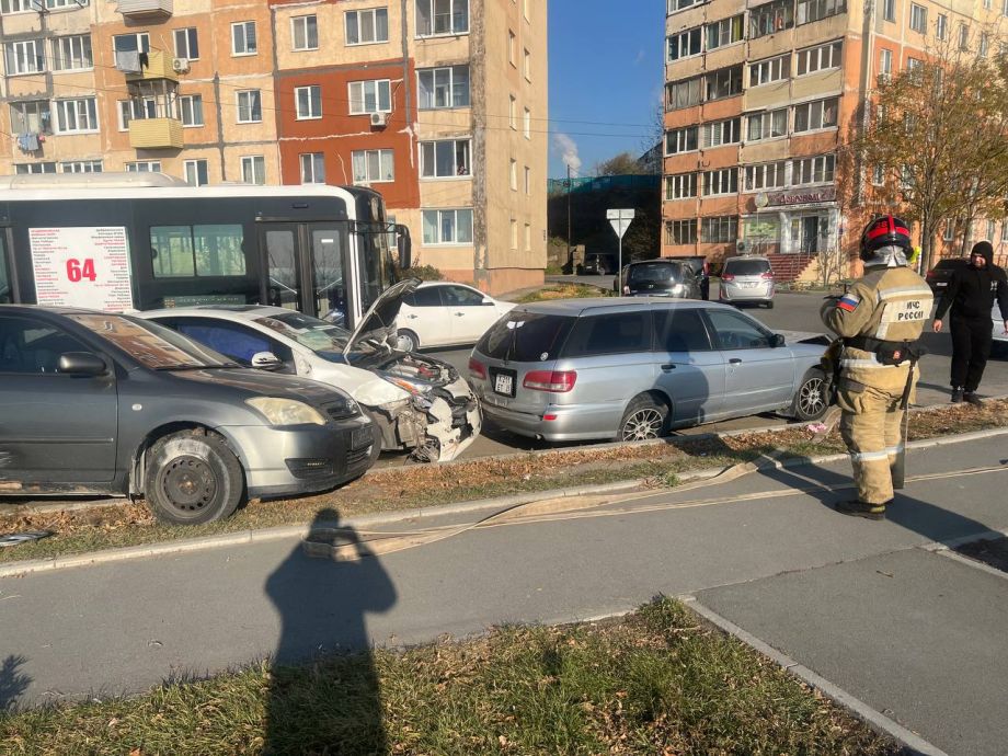 Во Владивостоке таксист за рулем уснул и устроил массовое ДТП