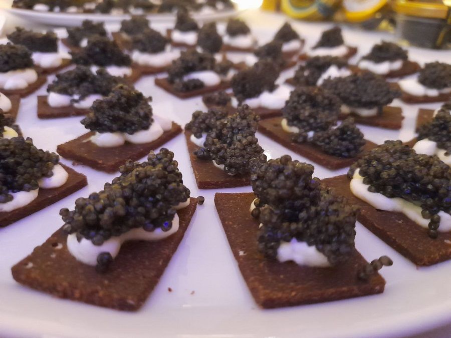 Двадцать килограммов чёрной икры нашли в гараже у жителей Приморья