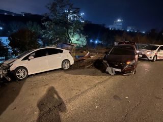 Ночная авария во Владивостоке: Allion протаранил Prius – машина влетела в забор