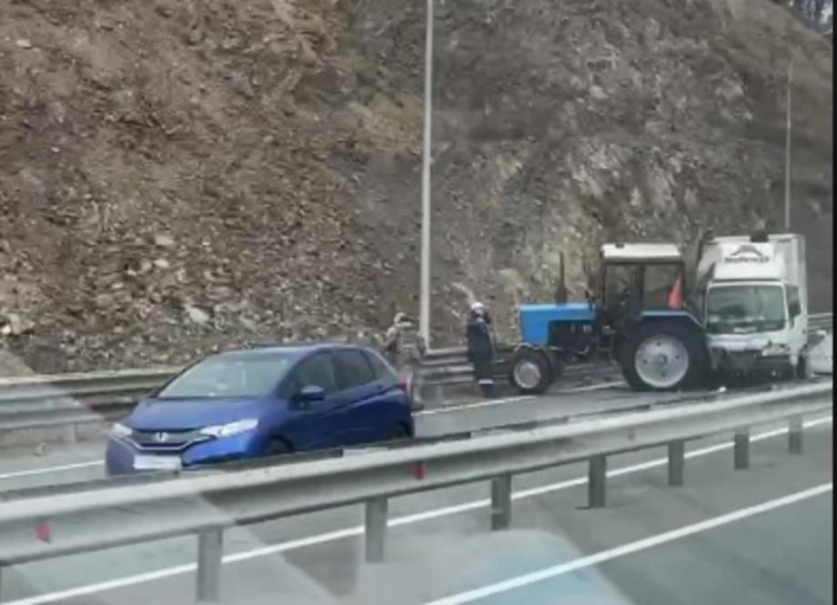 Фото: Скриншот видео | ДТП с участием трактора произошло во Владивостоке