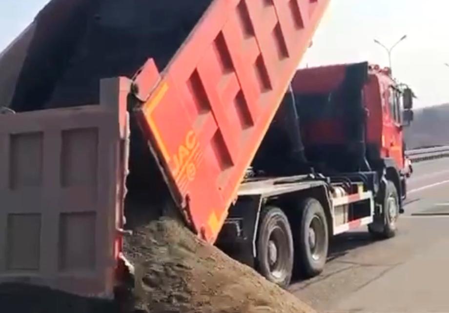 Фото: DPS VL | «Так дешевле». В Приморье грузовик высыпал песок прямо на дорогу