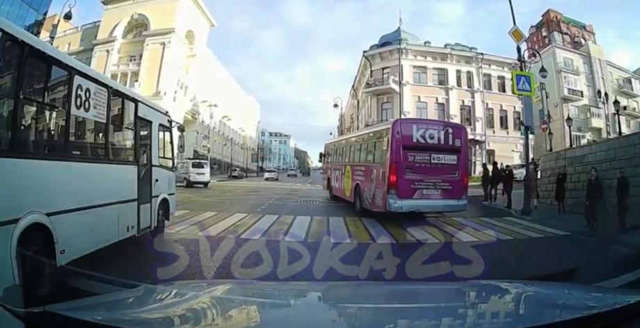 Фото: svodka25 | Прокуратура проверит водителя автобуса, который грубо нарушил ПДД