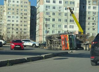 Большегруз перевернулся рядом с торговым центром во Владивостоке