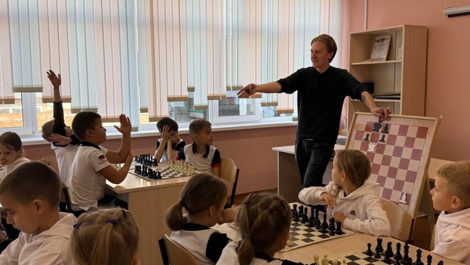 Шах и мат сетевым играм: «живые» шахматы завоевали сердца школьников Владивостока