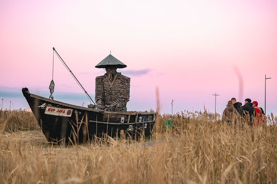 «Рыбак в лодке» теперь украшает мыс Ахлёстышева во Владивостоке