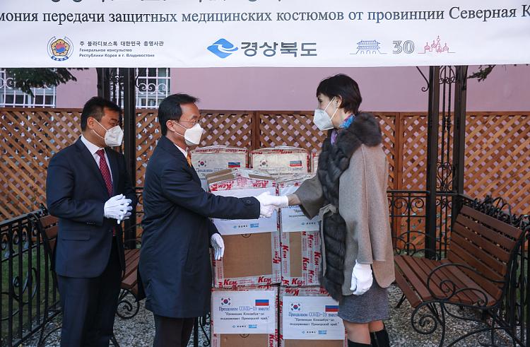 700 защитных костюмов южнокорейская провинция передала в дар приморскому госпиталю