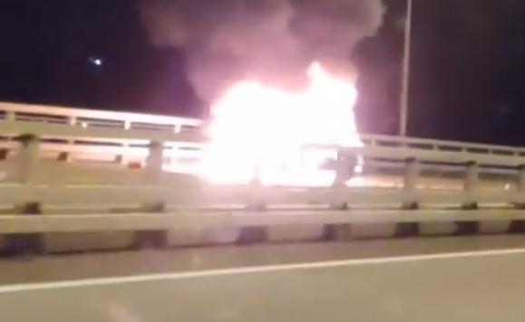 «Резко повалил дым»: во Владивостоке ночью на мосту загорелся «Приус»