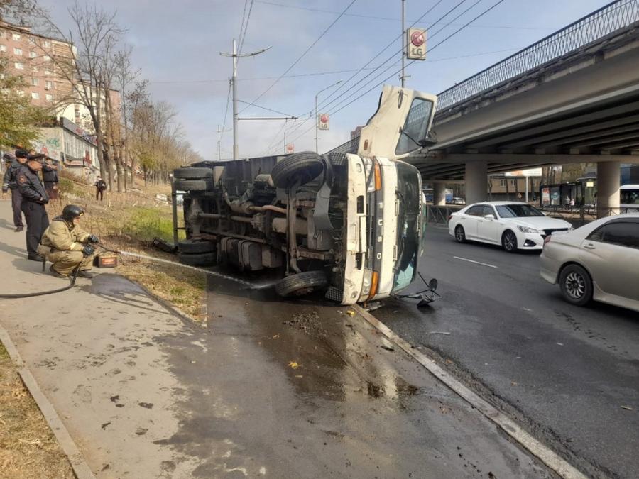 Фото: 25.мвд.рф | Снес иномарку и лег на бок: во Владивостоке озвучили детали ДТП с участием грузовика