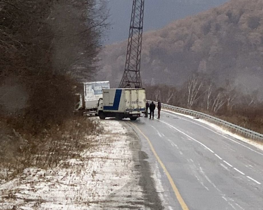 Движение автобусов и грузовиков остановлено на перевале в Приморье