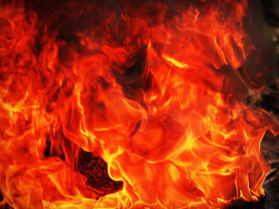 Огнеборцы из Владивостока во время пожара спасли женщину с детьми