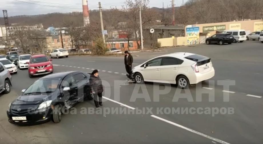 Фото: Скриншот видео | «Перекрыли две полосы»: ДТП с пострадавшим произошло во Владивостоке