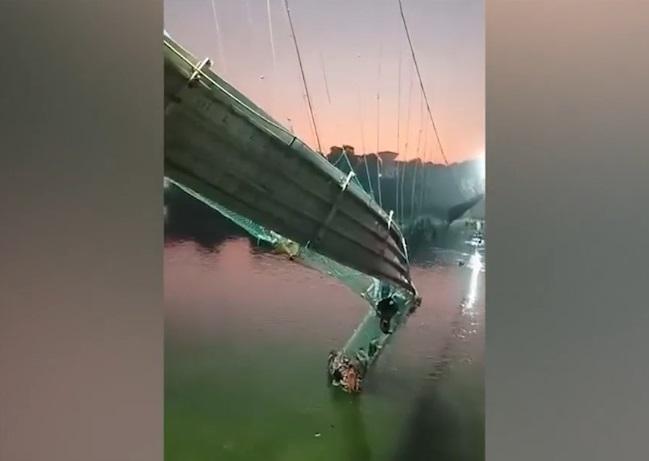 Фото: кадр видео | Трагедия в Индии: при обрушении моста погибло более 140 человек