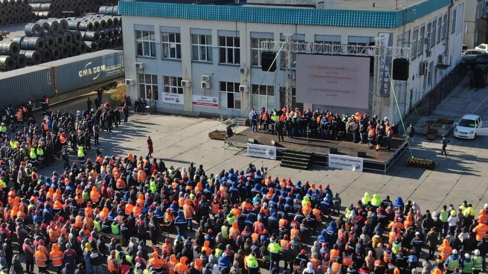 Докеры Владивостокского морского торгового порта просят помощи у Путина (видео)