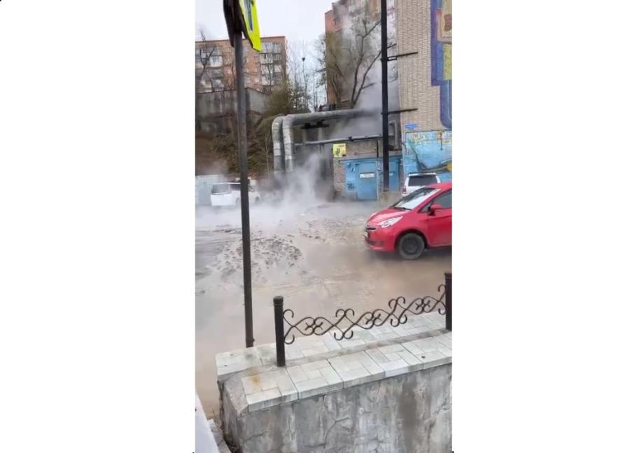 Фото: телеграм-канал Svodka25 | Остались без отопления: во Владивостоке произошел порыв труб горячего водоснабжения