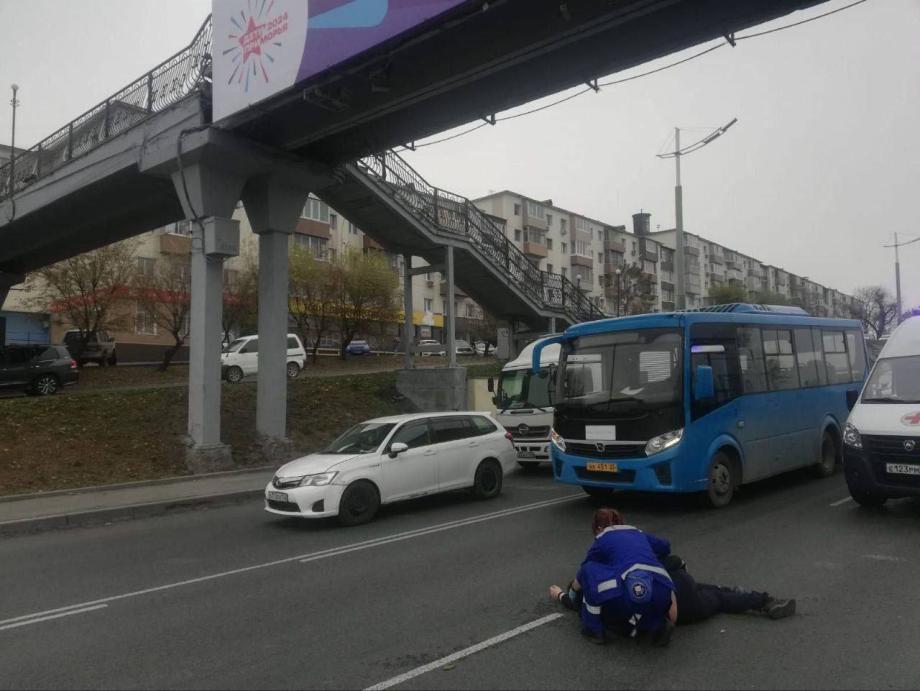 Фото: соцсети | Прокуратура устанавливает обстоятельства падения ребенка с надземного перехода во Владивостоке