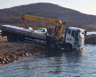 Скандал с перевозкой на остров Попова – грузовик утонул, баржа исчезла