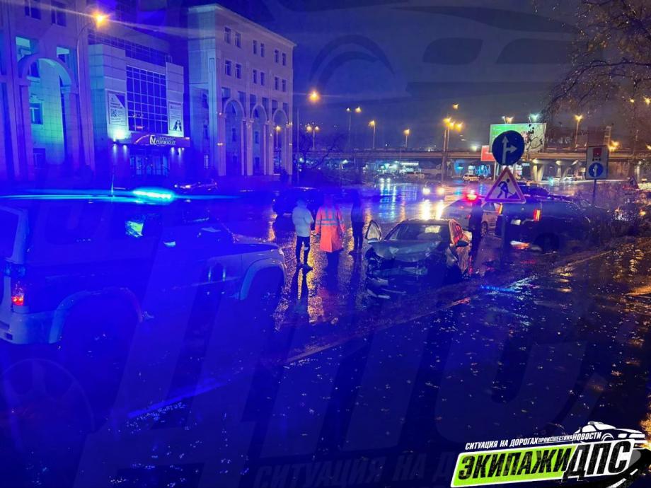 Фото: Telegram-канал dps_vl | «Не пропустил». Во Владивостоке водитель на «Марке» устроил ДТП ночью