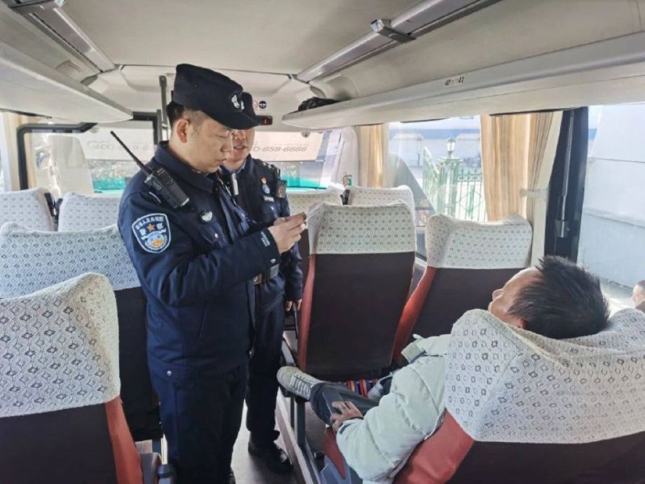 Перелом не стал преградой: на границе Мишань ускорили проход гражданина КНР