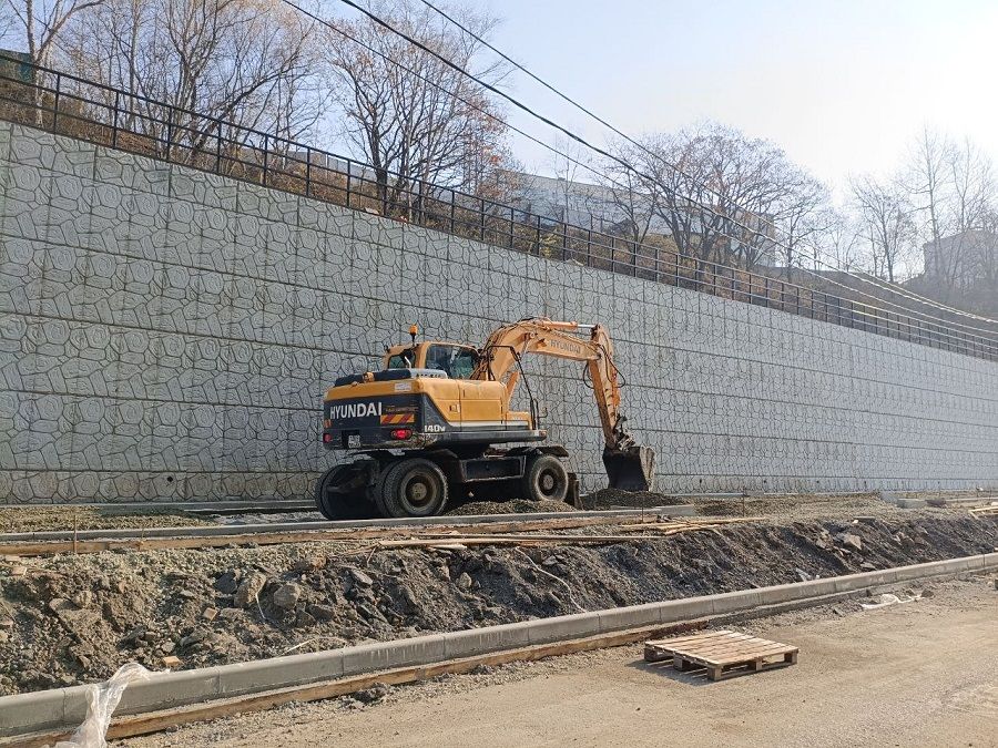 Появятся парковка и детская площадка: во Владивостоке подходит к концу ремонт финальной подпорной стены этого года