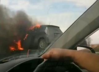 Фото: dps_vl | Видео: в Приморье эвакуатор сгорел вместе с погруженным на него автомобилем