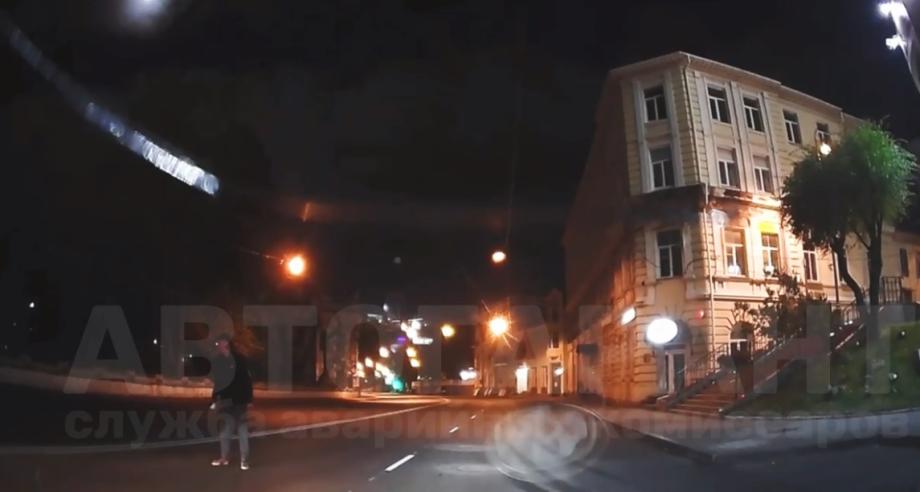 Фото: Скриншот видео | Неадекватный житель Владивостока кидался под колеса автомобилей