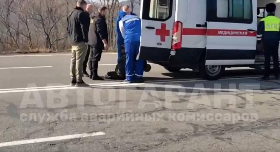 Фото: Кадр видео | Мужчина с ножом нападал на проезжающие автомобили во Владивостоке