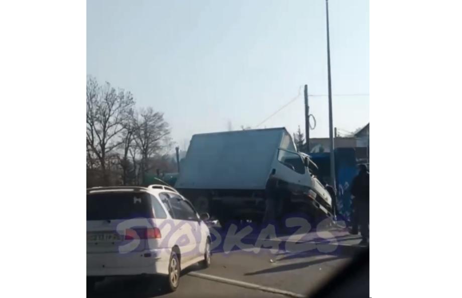 Фото: кадр видео | С трассы в остановку: страшная авария с участием грузовика произошла в пригороде Владивостока