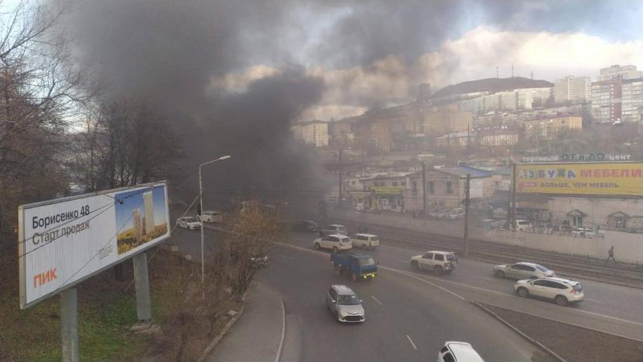 Фото: Telegram-канал Svodka25 | «Столб дыма уже повсюду». Серьезное возгорание произошло во Владивостоке
