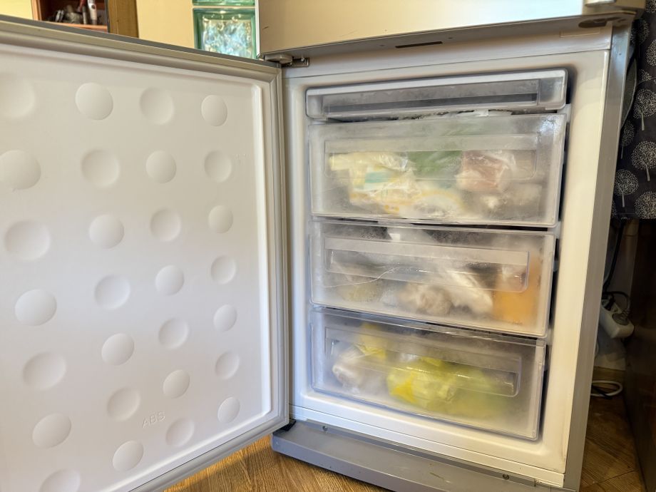 Эту вещь нужно положить в морозилку, чтобы меньше платить за электричество