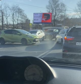 «Двойная сплошная для красоты»: во Владивостоке иностранец за рулем творит свои правила