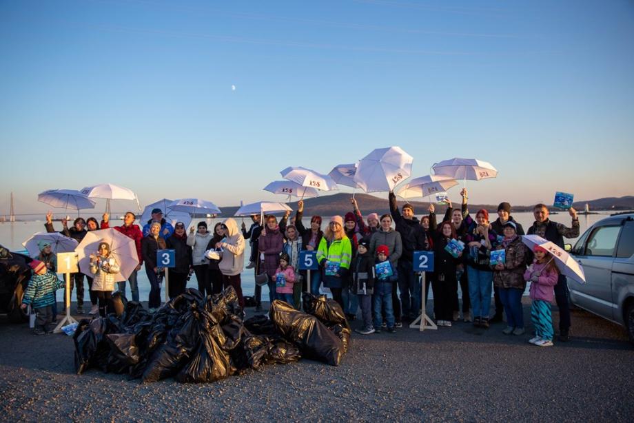 Фото: пресс-служба FESCO | Волонтеры выиграли грант и собрали мусор на Токаревской кошке