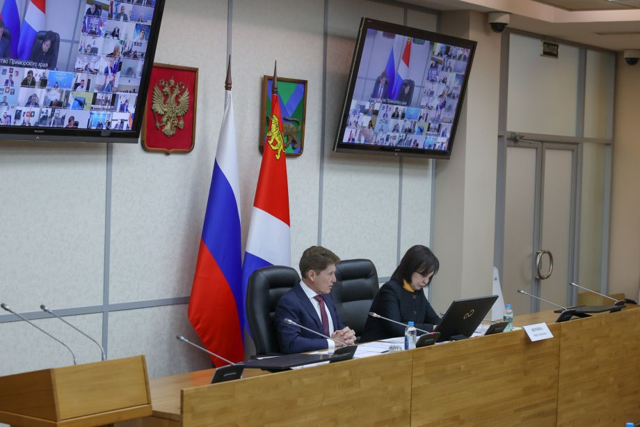 Губернатор Олег Кожемяко потребовал обеспечить семьи участников СВО дровами