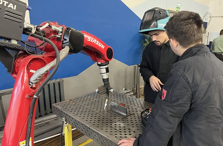 Cтуденты Приморья осваивают перспективную технологию роботизированной сварки