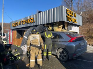 Кроссовер на полном ходу разнёс пит-стоп «Еда и точка» во Владивостоке