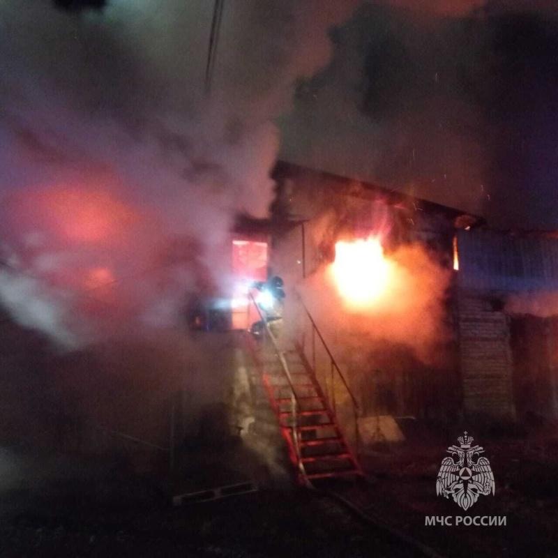 Фото: 25.mchs.gov.ru | Крупный пожар в Приморье уничтожил склад с сырьем и технологическим оборудованием