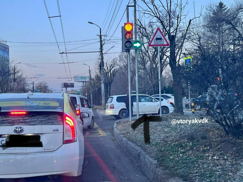 Фото: Telegram-канал Vtoryak.vdk | Владивостокцы недовольны работой светофора на оживленном перекрестке