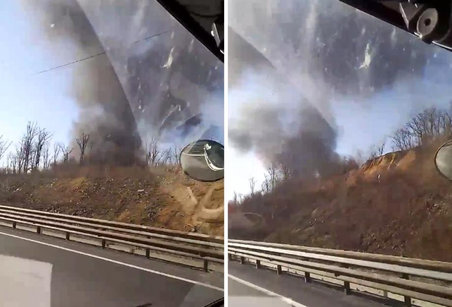 Фото: кадры видео | Полыхает на объездной: черные клубы дыма напугали владивостокцев