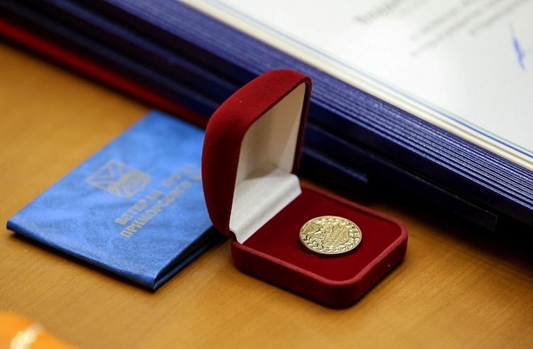 Фото: администрация Приморского края | Озвучены пять правил, которые помогут получить звание «Ветеран труда»