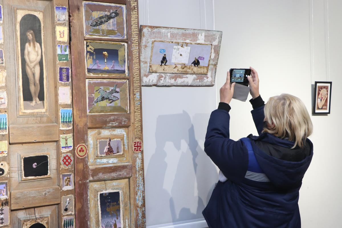 Фото: Екатерина Дымова / PRIMPRESS | В Приморском отделении Союза художников России открылась «самая сумасшедшая» выставка