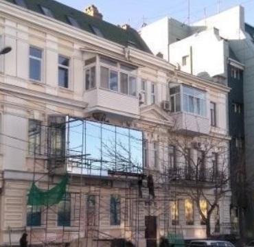 Фото: dpskontrol_125rus | «Может обрушиться»: владивостокцы заметили странную конструкцию на фасаде исторического здания