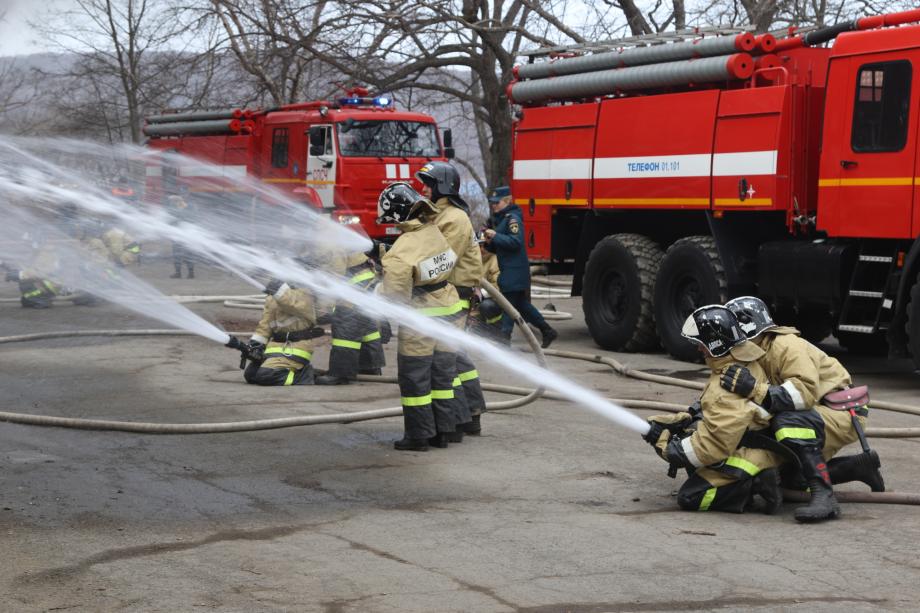 Фото: 25.mchs.gov.ru | В Приморье 36 человек спаслись из загоревшегося пансионата